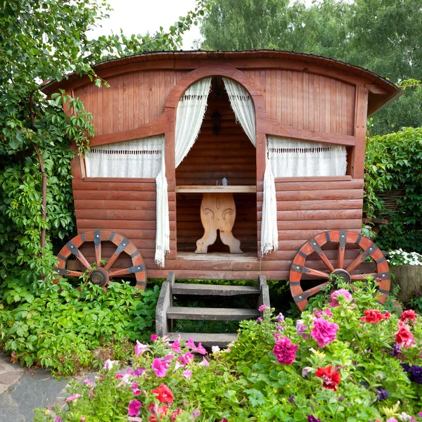 Gazebo en bois dans le jardin — Photo