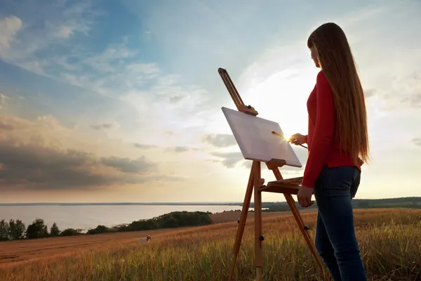 Artista pintando un paisaje marino — Foto de Stock