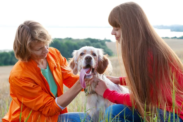 Mère et sa fille avec chien (setter irlandais) à l'extérieur — Photo