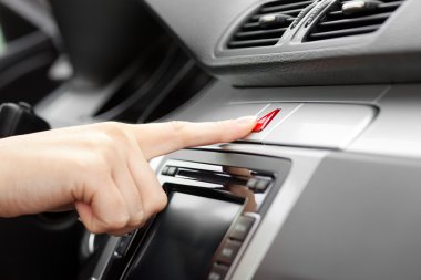 Kontrol Paneli'nde araç acil durum lambaları düğmesine basarak elle