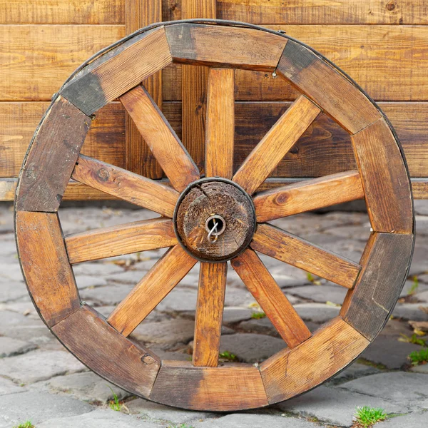 Дерев'яне колесо — стокове фото