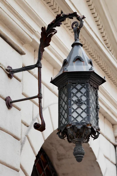 Dekorative Straßenlaterne an Hauswand — Stockfoto