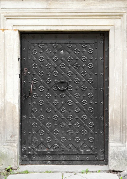 Retro gate with door knocker, decorated with wrought iron — Stock Photo, Image