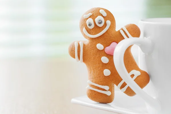 Funny gingerbread man peeking out mugs — Stock Photo, Image