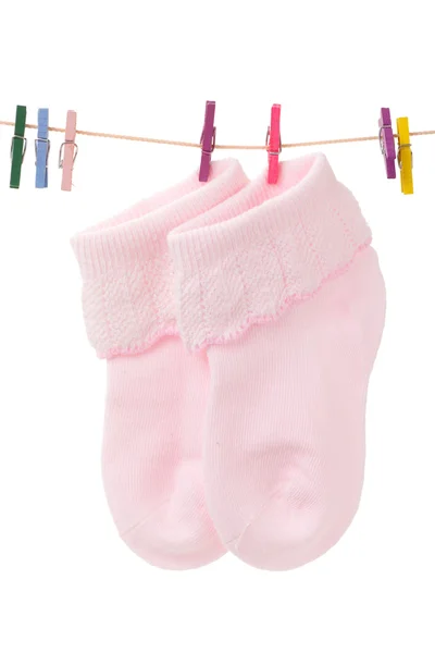 Babysocken mit rosa Wäscheklammern — Stockfoto