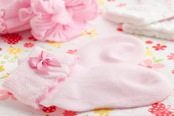 Pink baby socks and newborn hat — Stock Photo, Image