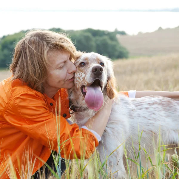 Femme avec chien (setter irlandais) en plein air — Photo