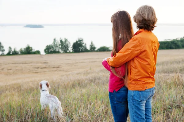 Mère et sa fille avec chien (setter irlandais) à l'extérieur — Photo