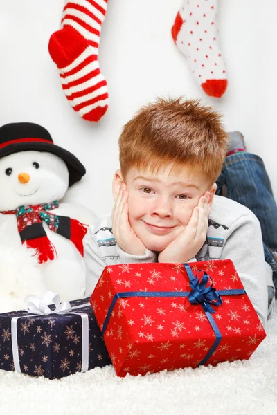 Menino sorridente feliz com caixas de presente de Natal — Fotografia de Stock