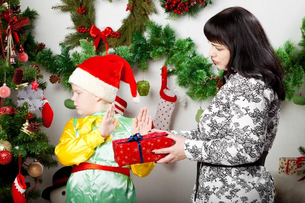 Jongen weigeren de doos van de gift van Kerstmis van moeder — Stockfoto