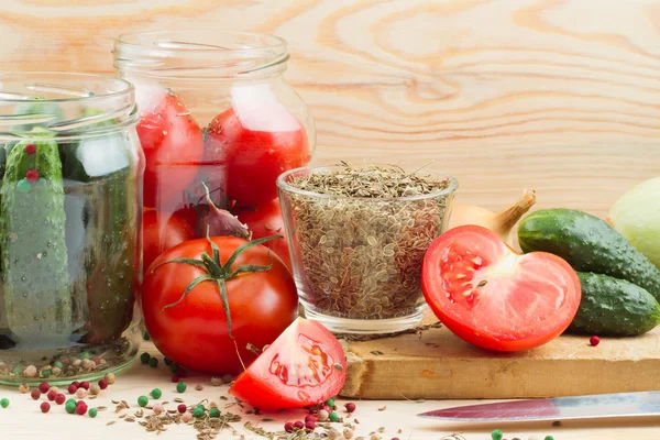 Ingeblikte tomaten en komkommers in glazen pot, zelfgemaakte bewaarde v — Stockfoto