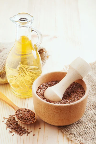 Malty s lněného semínka a lněný olej ve skleněné konvici — Stock fotografie