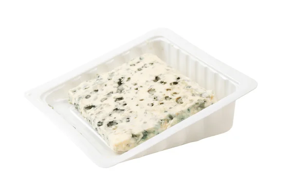 Mavi peynir dilimi üzerinde beyaz izole — Stok fotoğraf