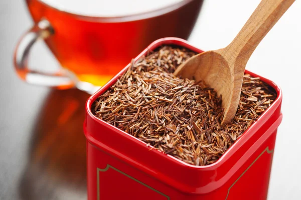 Rooibos στο τσάι closeup τενεκεδένιο κουτί — Φωτογραφία Αρχείου