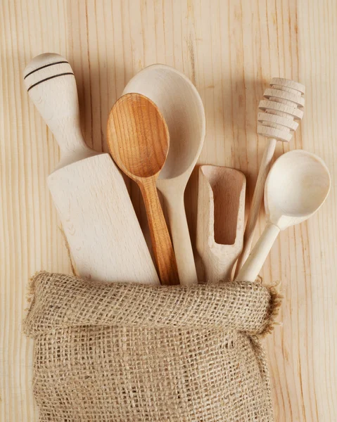 Wooden kitchen utensils:spoons, rolling pin, scoop and honey dip — Stock Photo, Image