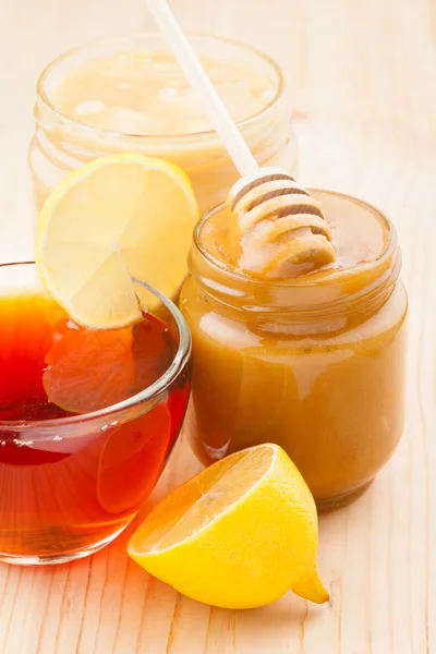 Miel en frasco y taza de té saludable — Foto de Stock