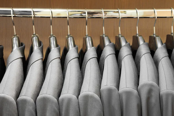 Män passar jackor i kläder butik — Stockfoto