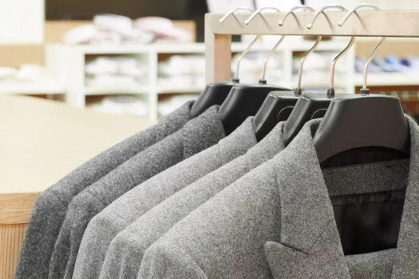 Hombres traje chaquetas en la tienda de ropa —  Fotos de Stock