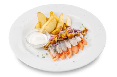 aringhe filetti di pesce con patate, miele funghi e pomodoro