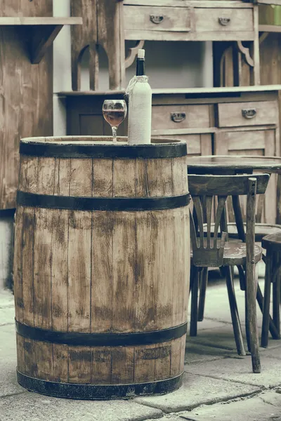 Archiwalne zdjęcie stylizowane drewniane beczki z butelek wina i — Zdjęcie stockowe