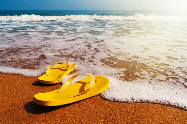 Slippers aan een zandstrand — Stockfoto