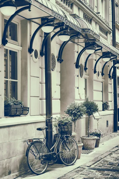 Vintage στυλιζαρισμένη φωτογραφία του παλιού ποδηλάτου σε εξωτερικούς χώρους — Φωτογραφία Αρχείου