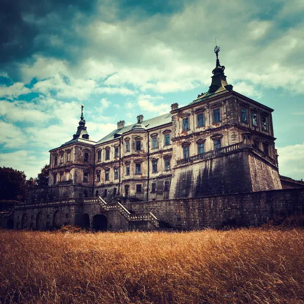 Antiguo castillo estilizado de Pidhirtsi, pueblo Podgortsy, Renaissance Pa — Foto de Stock