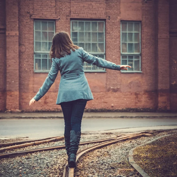 Chica en el ferrocarril — Foto de Stock