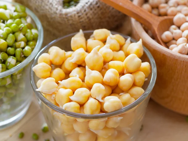 Garbanzos y brotes de frijol mungo verde —  Fotos de Stock