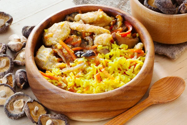 Pollo al curry con arroz pilau y hongos shiitake —  Fotos de Stock
