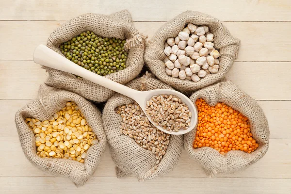 Hessian 袋赤レンズ豆, ひよこ豆, 小麦と緑のマグカップ — ストック写真