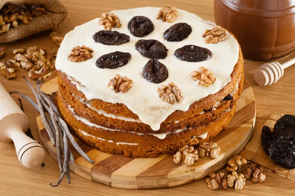 Honey cake with plum and walnut — Stock Photo, Image