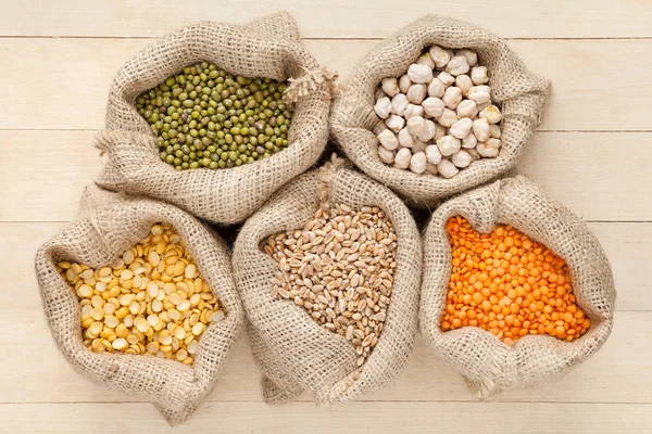 Bolsas hessianas con granos de cereales — Foto de Stock