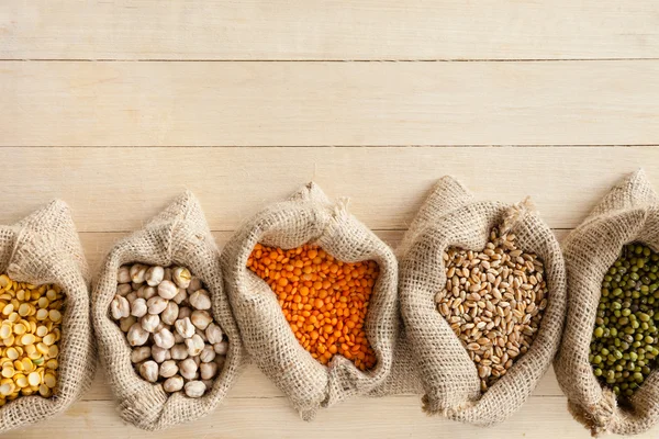 Bolsas hessianas con granos de cereales — Foto de Stock