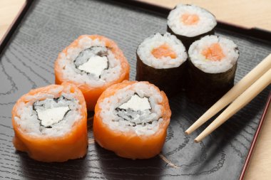 suşi yemek çubukları ile