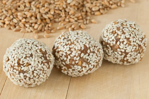 Bolas de brotos de trigo moído com sementes de gergelim — Fotografia de Stock