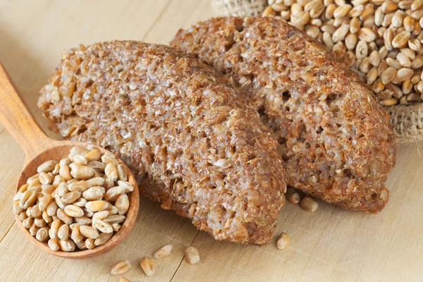 Fette di pane da germogli di grano e semi — Foto Stock