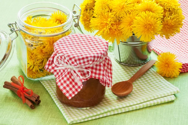 Glas Löwenzahnmarmelade, Zimt und Pusteblume — Stockfoto