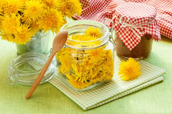 Glas Löwenzahn, Pusteblume und Blumen — Stockfoto