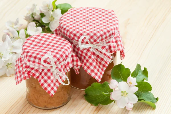 Mermelada de manzana en la mesa — Foto de Stock