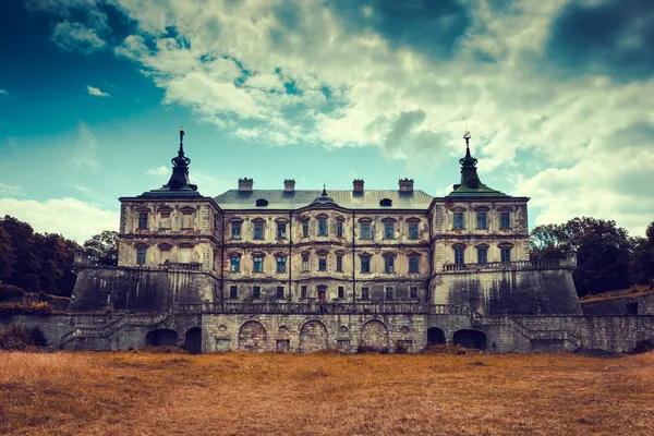 Stary streszczenie stylizowane zamek w Podhorcach, miejscowości Sudak, renesansowy Pa — Zdjęcie stockowe