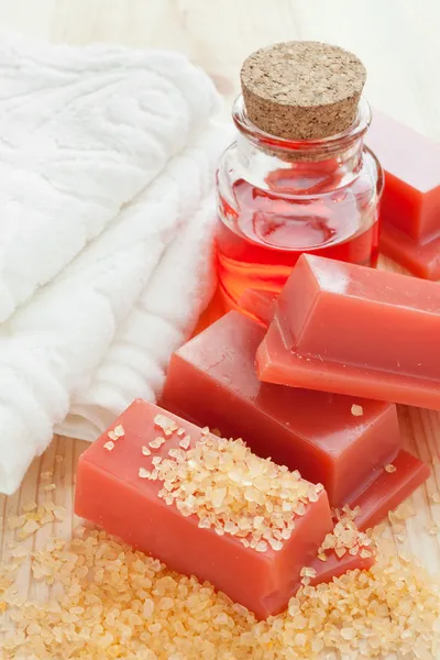 Cera para depilação, toalha e óleo de rosas — Fotografia de Stock