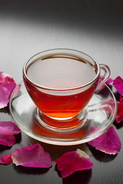 Chá de ervas com pétalas de rosa — Fotografia de Stock