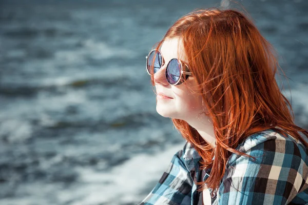 Despreocupado hermoso pelo rojo mujer joven sobre el paisaje marino — Foto de Stock