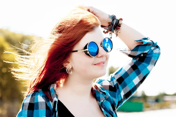 Беззаботная красивая молодая женщина в солнечных очках — стоковое фото