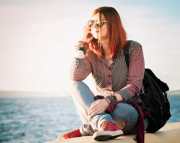 浪漫美丽的年轻女子的手提包在海景 — 图库照片