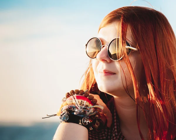 Bela romântica jovem mulher ao pôr do sol luz — Fotografia de Stock