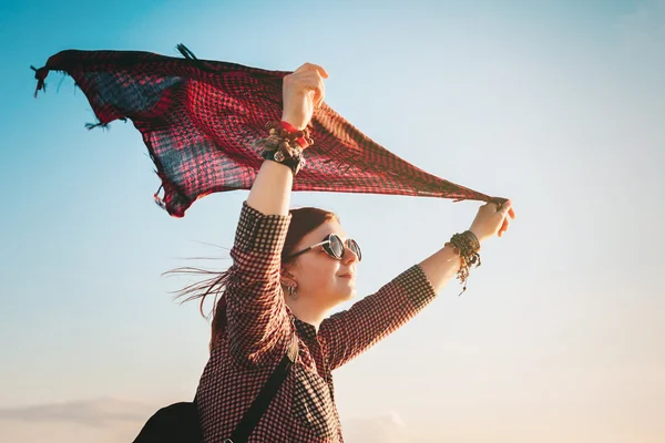 Romantica giovane donna con sciarpa svolazzante rossa — Foto Stock