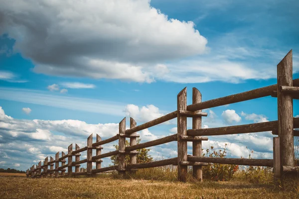 Rustikaler Holzzaun im Dorf und blauer Himmel — Stockfoto