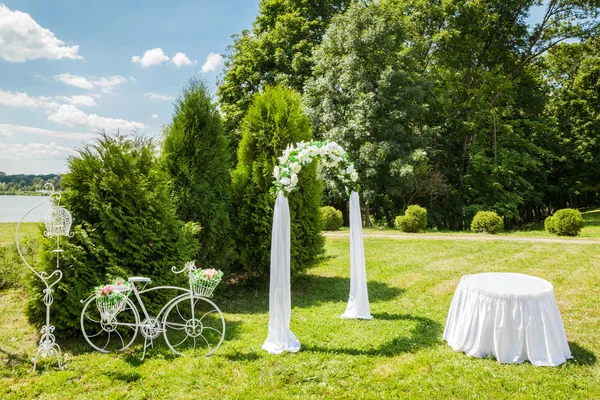 Lugar de casamento romântico decorado — Fotografia de Stock